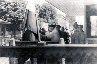 De grenspost Glanerbrug in Enschede in juni 1945; veel ex-dwangarbeiders keerden langs deze  grenspost terug naar Nederland.